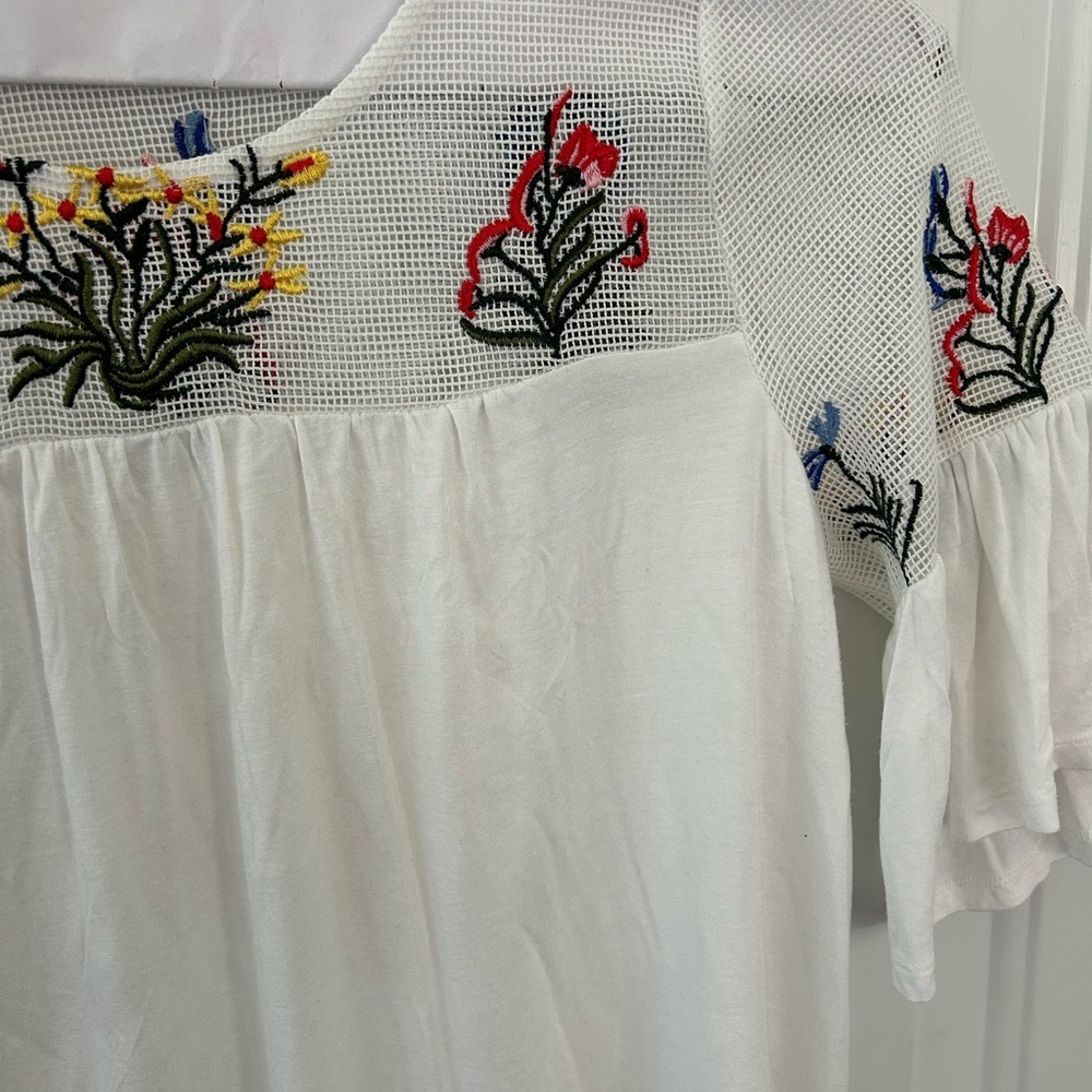 White Embroidered Floral Top Tee with Bell Sleeves Size Petite Medium - Picture 11 of 12